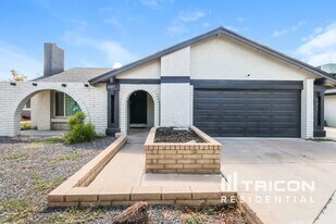 4007 E Apollo Rd in Phoenix, AZ - Building Photo