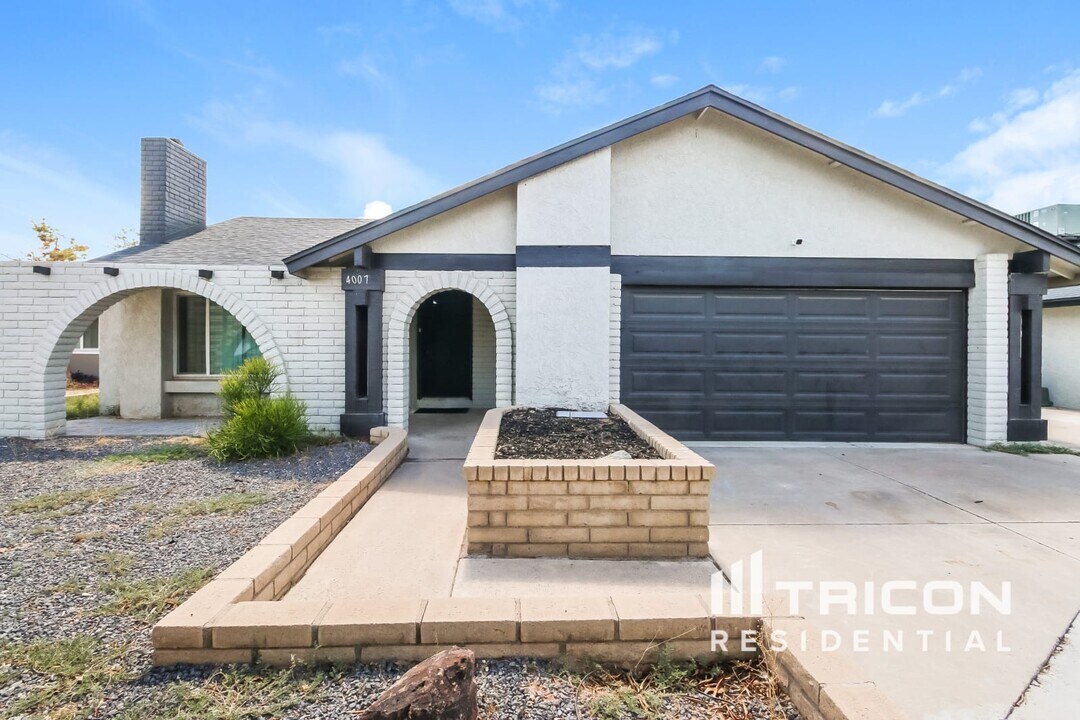 4007 E Apollo Rd in Phoenix, AZ - Building Photo