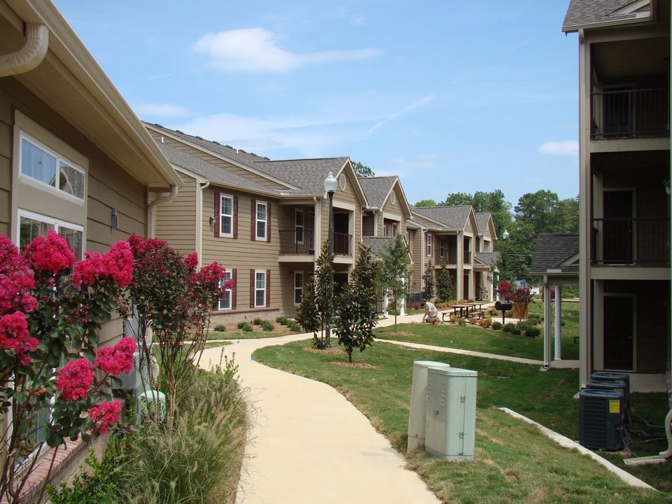 Spring Lake Apartments in Cleveland, TN - Building Photo