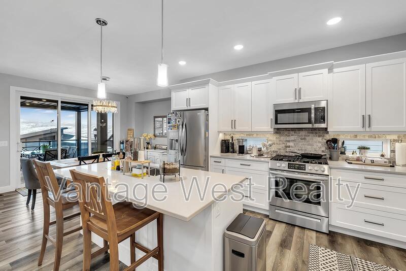 2580 Crown Crest Dr in West Kelowna, BC - Building Photo