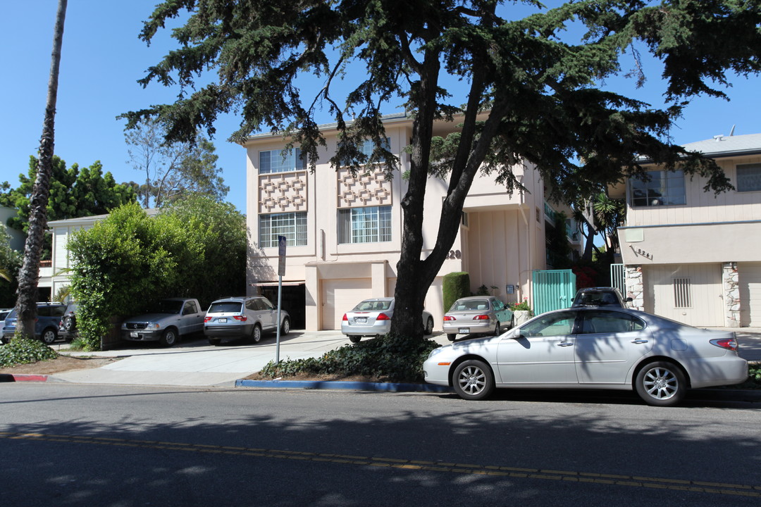 828 Lincoln Blvd in Santa Monica, CA - Building Photo