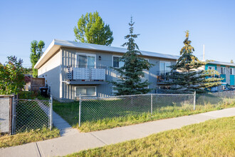 7919C Bowness Rd NW in Calgary, AB - Building Photo - Building Photo