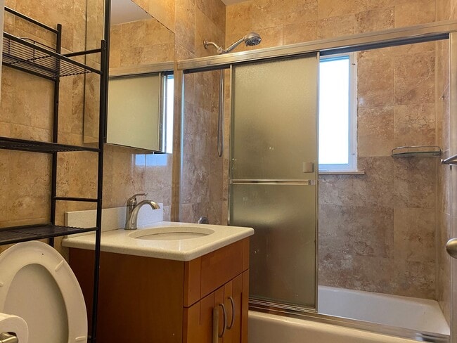 75-03-7198 198th St, Unit 1st FL and basement in Queens, NY - Foto de edificio - Building Photo