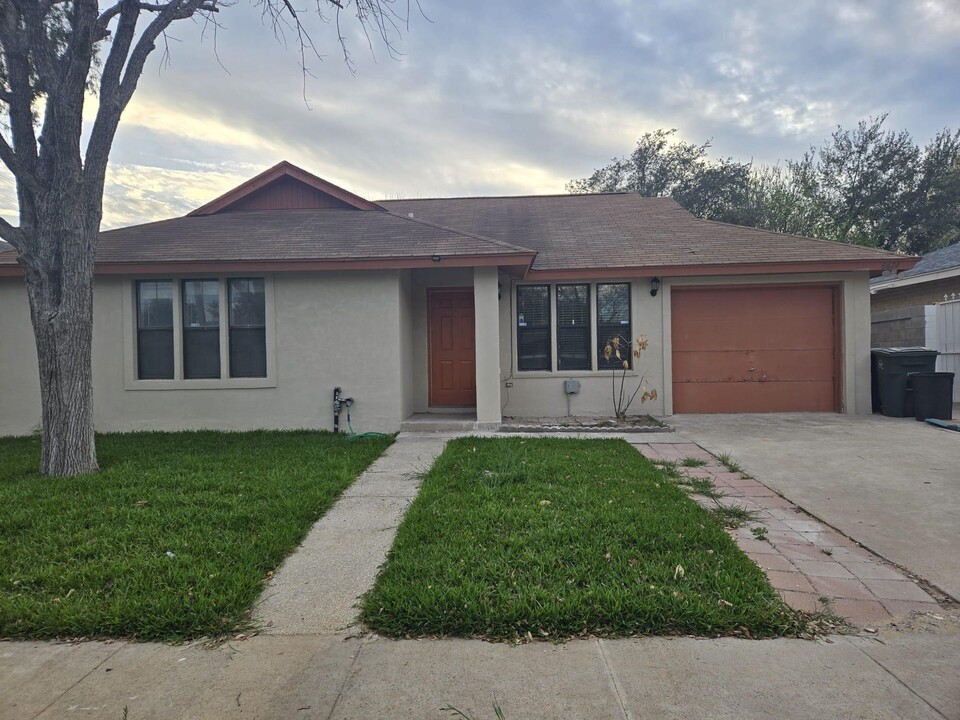 8674 Northridge Loop in Laredo, TX - Building Photo