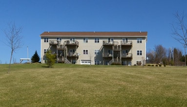 Colonial Country Estates in Cobleskill, NY - Foto de edificio - Building Photo