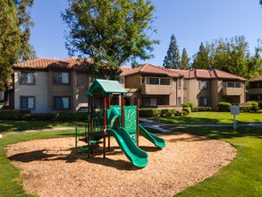 Castlepark in San Bernardino, CA - Foto de edificio - Building Photo