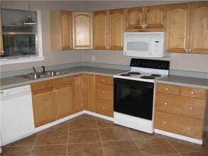 10207 Rutland Village W in Austin, TX - Building Photo - Building Photo