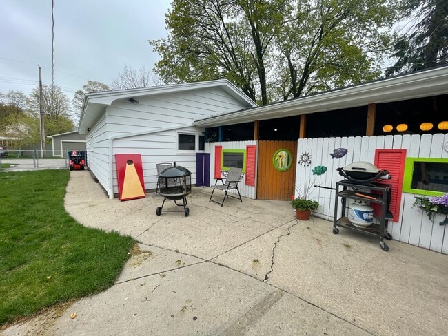 203 N Cedar St in Traverse City, MI - Building Photo - Building Photo