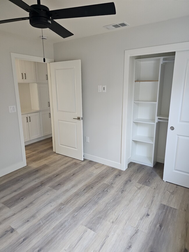 11204 Sylvan St in Los Angeles, CA - Building Photo - Building Photo