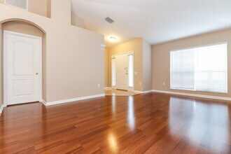 5920 Count Turf Ln in Zephyrhills, FL - Foto de edificio - Building Photo