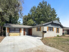 513 Manor Dr in Norman, OK - Building Photo