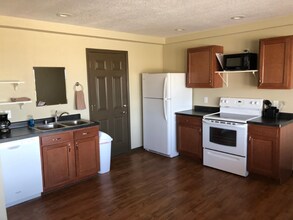 808 6th Ave W-Unit -3 in Grinnell, IA - Building Photo - Building Photo