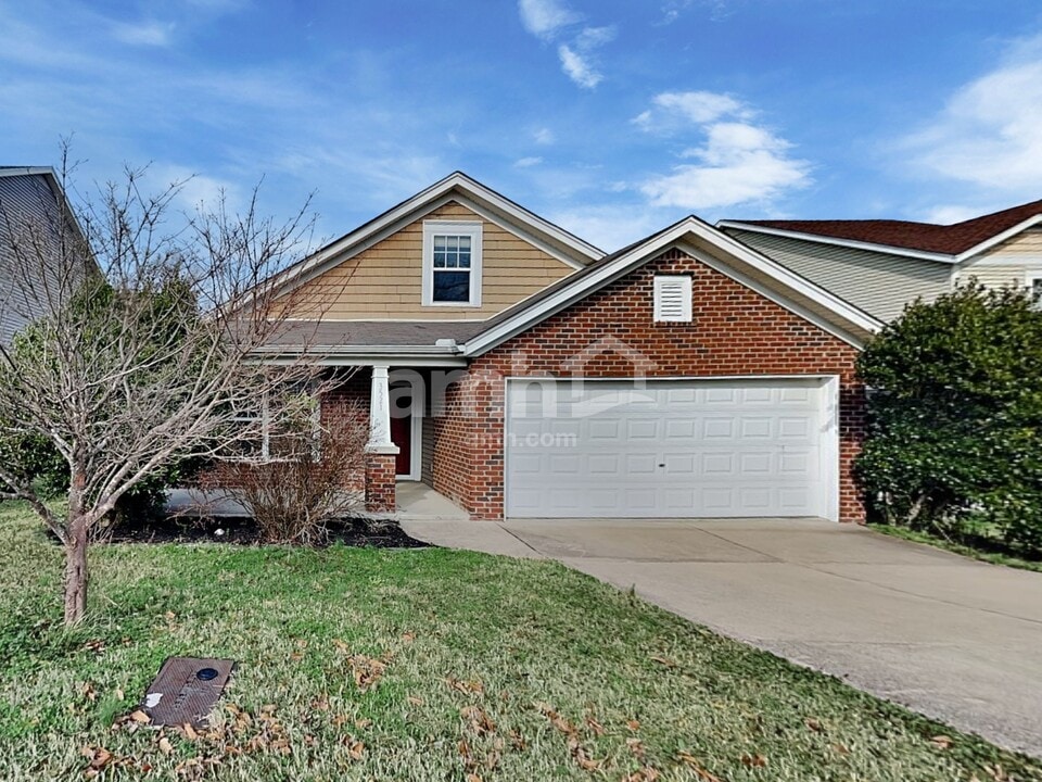 3521 Chandler Cove Way, Unit 121 in Antioch, TN - Foto de edificio