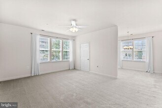 42470 Pennyroyal Sq in Brambleton, VA - Foto de edificio - Building Photo