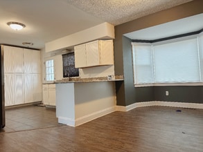 671 Crest Ln E in South Lyon, MI - Foto de edificio - Building Photo