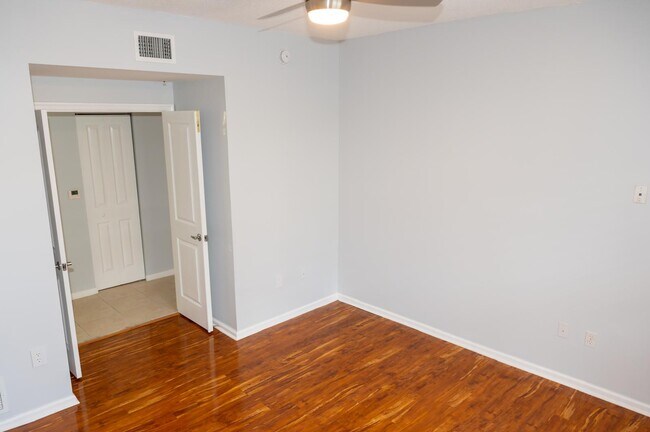 5820 W Sample Rd, Unit Poinciana 2-105 in Coral Springs, FL - Building Photo - Building Photo