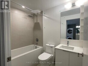 8 Wellesley St W in Toronto, ON - Building Photo - Building Photo