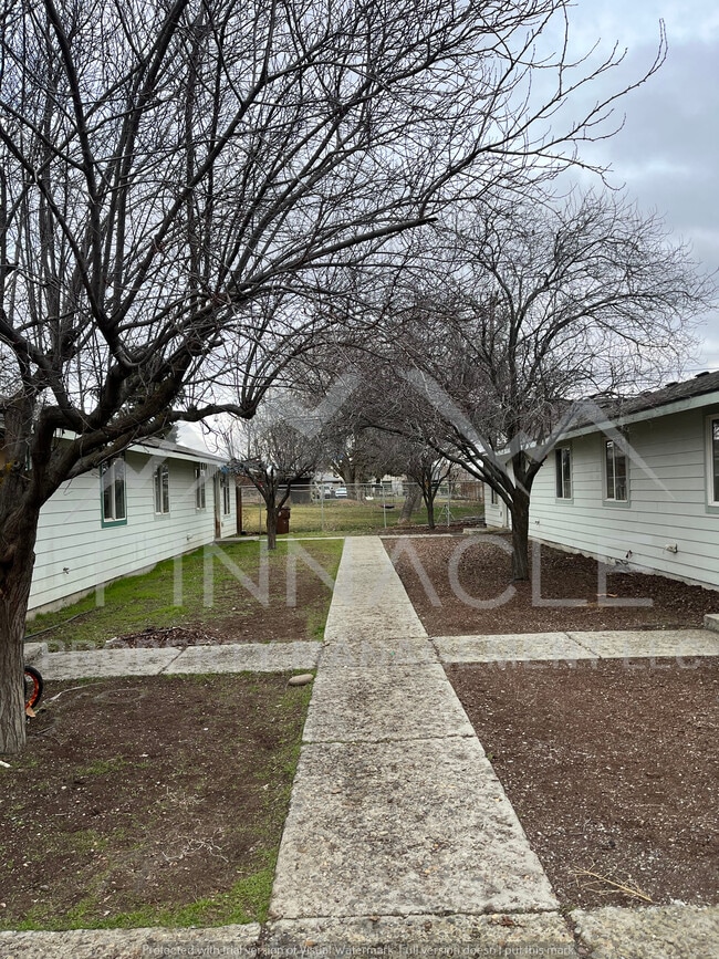 Castlevale Apartments in Yakima, WA - Foto de edificio - Building Photo