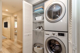 12726 NE 116th Ln, Unit E10 in Kirkland, WA - Building Photo - Building Photo