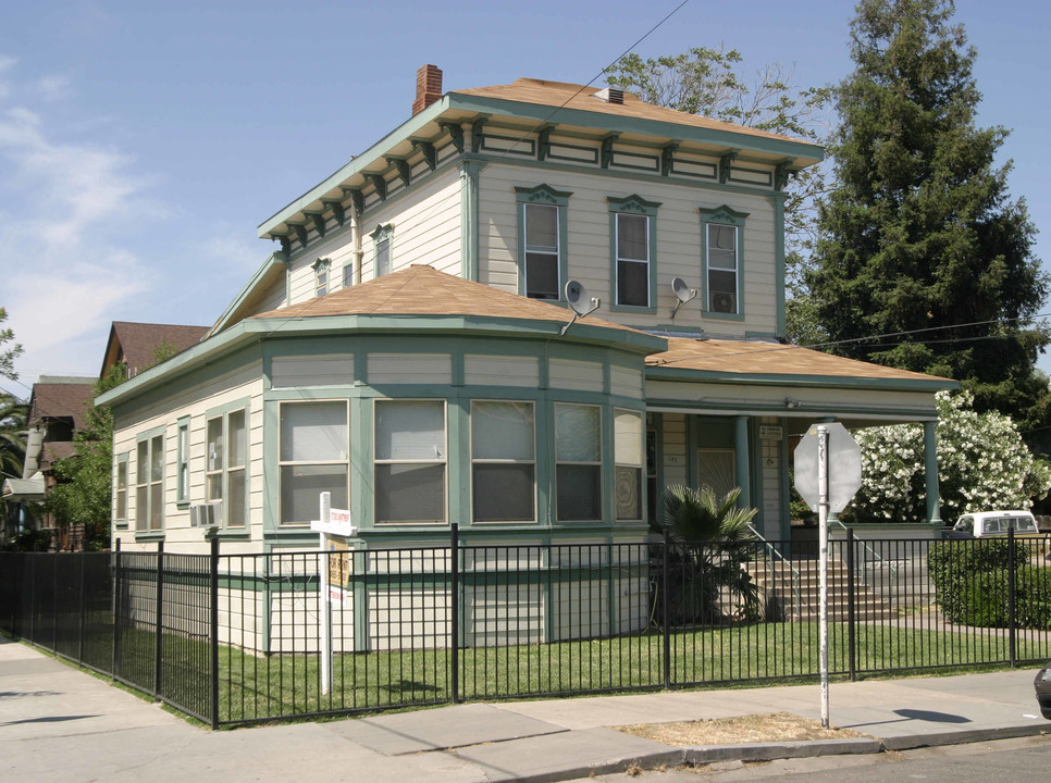 145 W Flora St in Stockton, CA - Foto de edificio