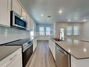 6395 Atlantic Bch Ave in Wesley Chapel, FL - Building Photo - Building Photo