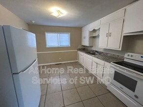 1742 N Oak Grove Ave in Springfield, MO - Building Photo - Building Photo