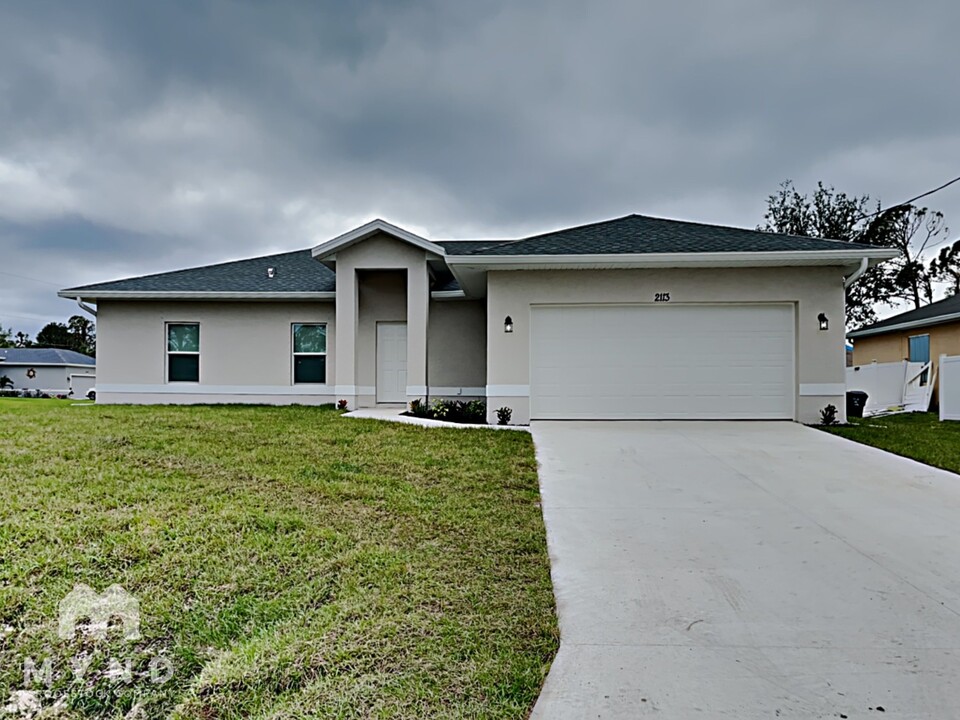 2113 Carpenter Ln in North Port, FL - Building Photo