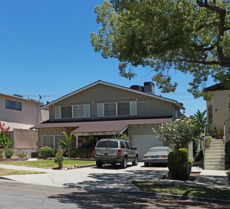 728 E Tujunga Ave in Burbank, CA - Foto de edificio