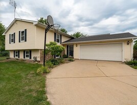 1411 Chadwick Dr in Normal, IL - Building Photo