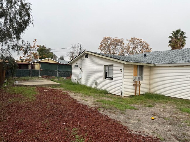 115 Olive Ave in Taft, CA - Foto de edificio - Building Photo