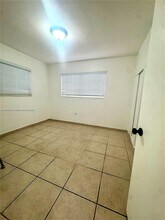 539 W 40th Pl in Hialeah, FL - Building Photo - Building Photo