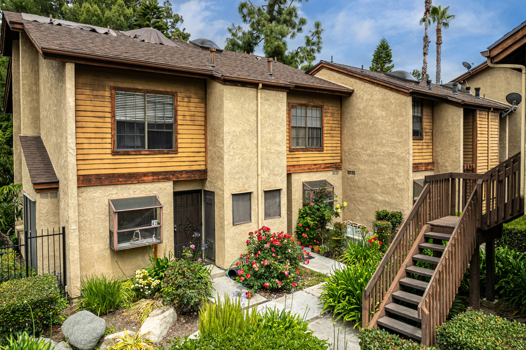 Lakeridge Condominiums in Whittier, CA - Foto de edificio