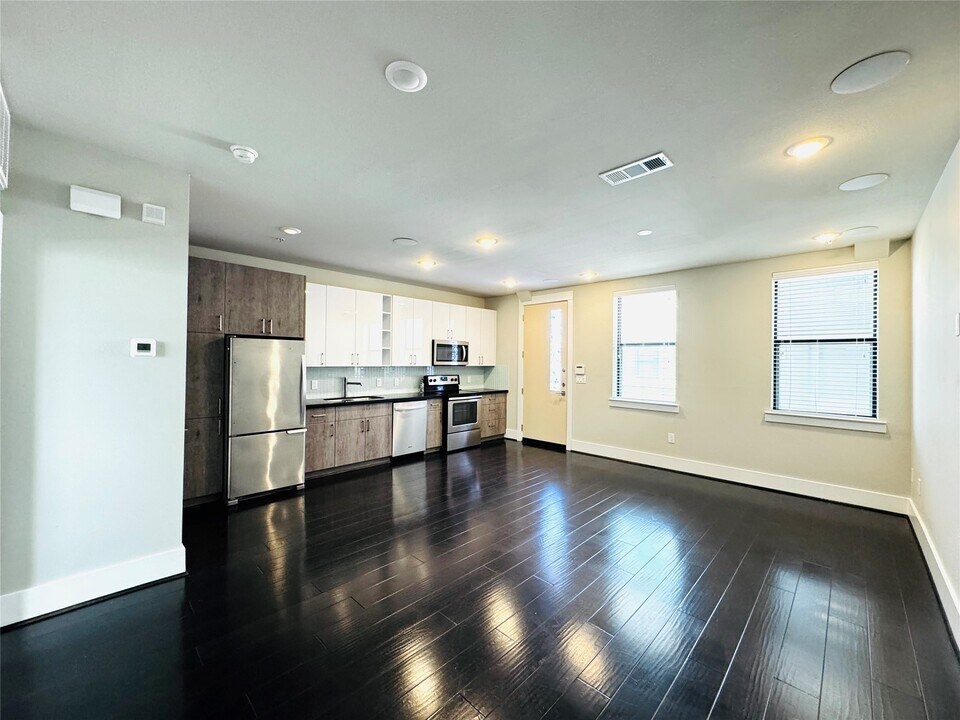 2401 Crawford St in Houston, TX - Building Photo