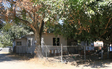 18328 S Airport Way in Manteca, CA - Foto de edificio - Building Photo