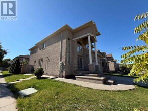61 Eagleglen Way in Hamilton, ON - Building Photo - Building Photo