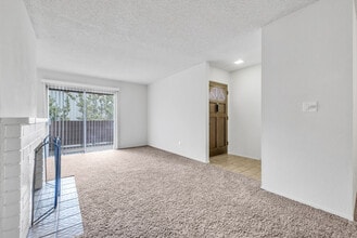 17552 Vandenberg Ln, Unit 8 in Tustin, CA - Foto de edificio - Building Photo