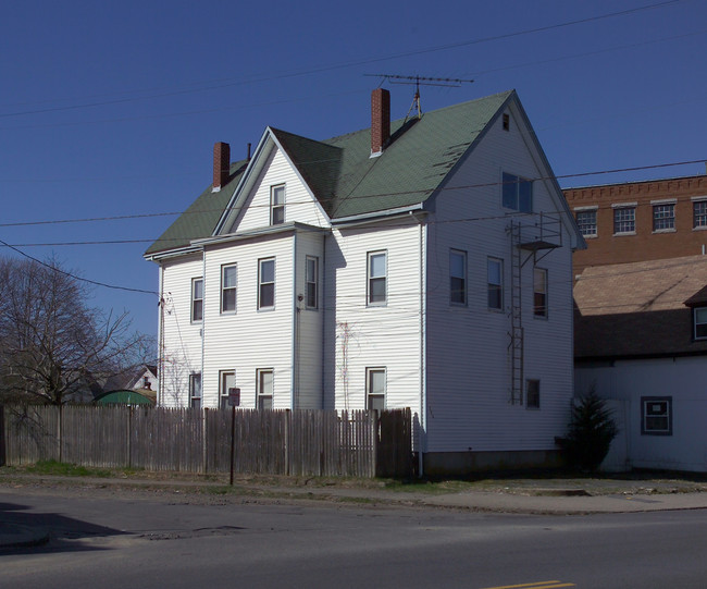 304 Whittenton St in Taunton, MA - Building Photo - Building Photo