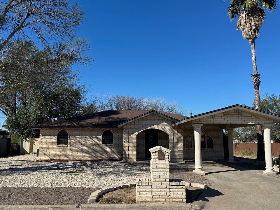213 Arroyo Dr in Del Rio, TX - Building Photo