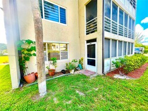 2700 Riverside Dr in Coral Springs, FL - Building Photo - Building Photo