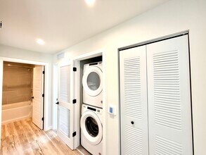 452 SW 2nd St, Unit 13 in Miami, FL - Foto de edificio - Building Photo