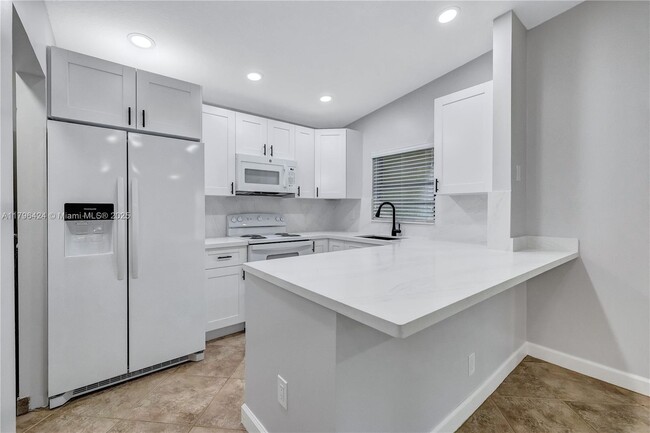 618 Woodgate Cir in Sunrise, FL - Building Photo - Building Photo