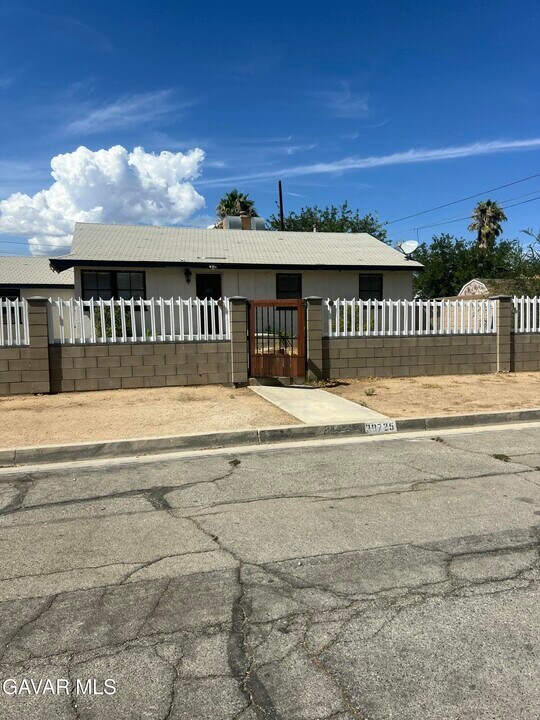 38725 Jacklin Ave in Palmdale, CA - Building Photo