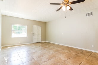 630 50th St N in St. Petersburg, FL - Foto de edificio - Building Photo