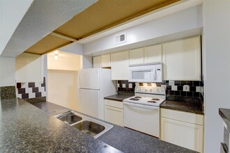 7200 W T C Jester Blvd in Houston, TX - Foto de edificio - Building Photo