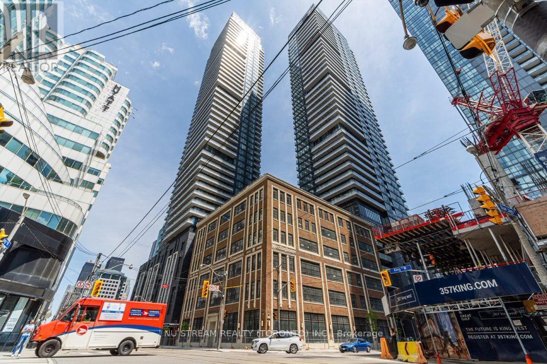 125-2125 Blue Jays Way in Toronto, ON - Building Photo