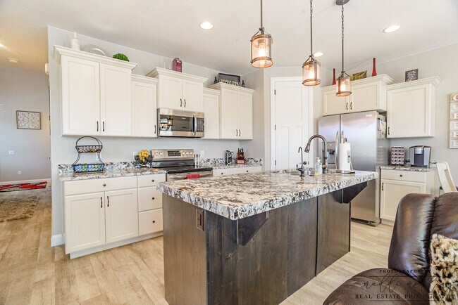 325 N Red Stone Rd, Unit 201 in Washington, UT - Foto de edificio - Building Photo