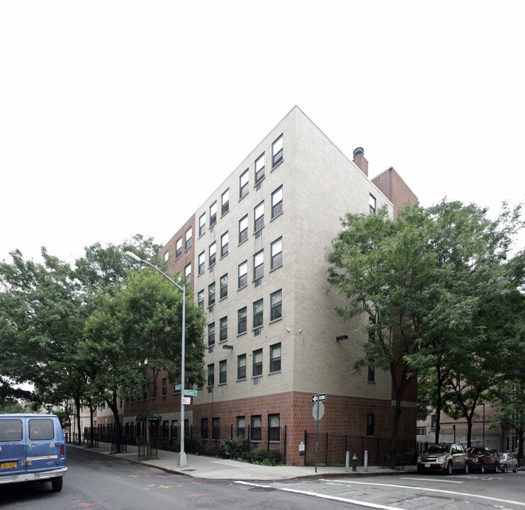 Edison Arms in Bronx, NY - Foto de edificio