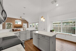 8031 Clarion Way in Houston, TX - Building Photo