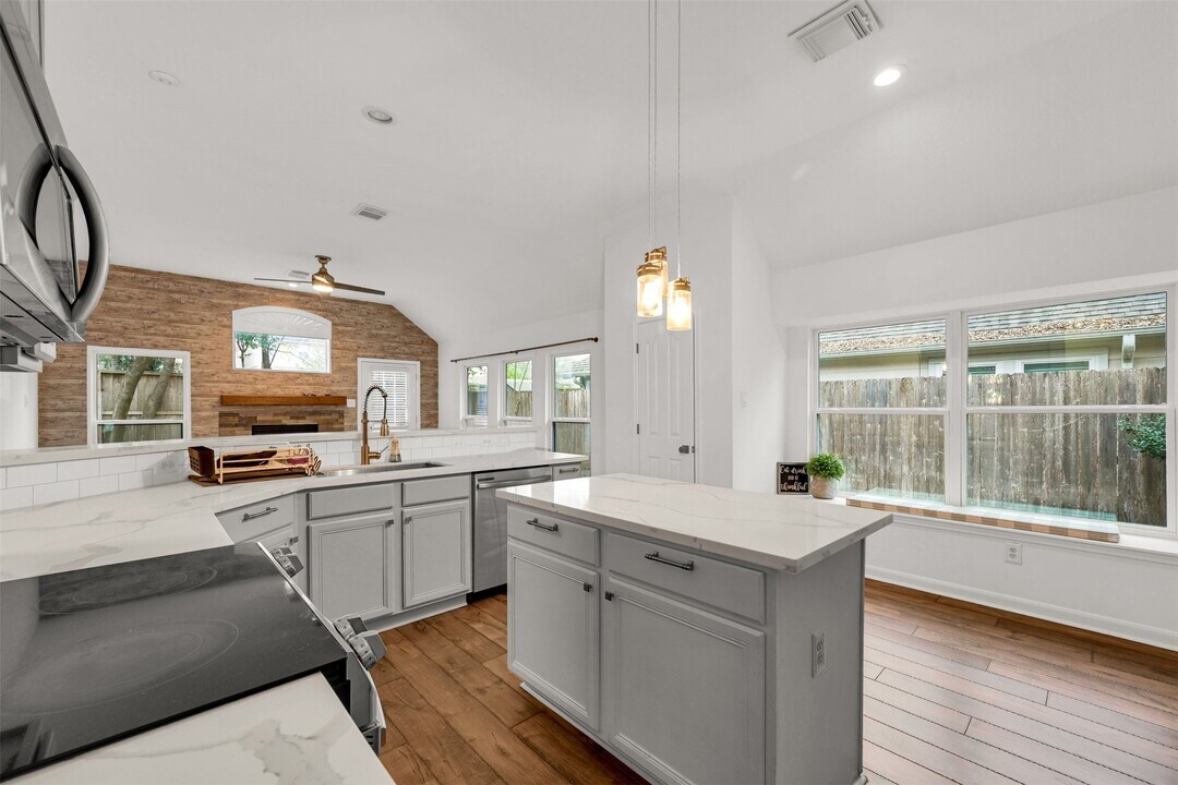 8031 Clarion Way in Houston, TX - Building Photo