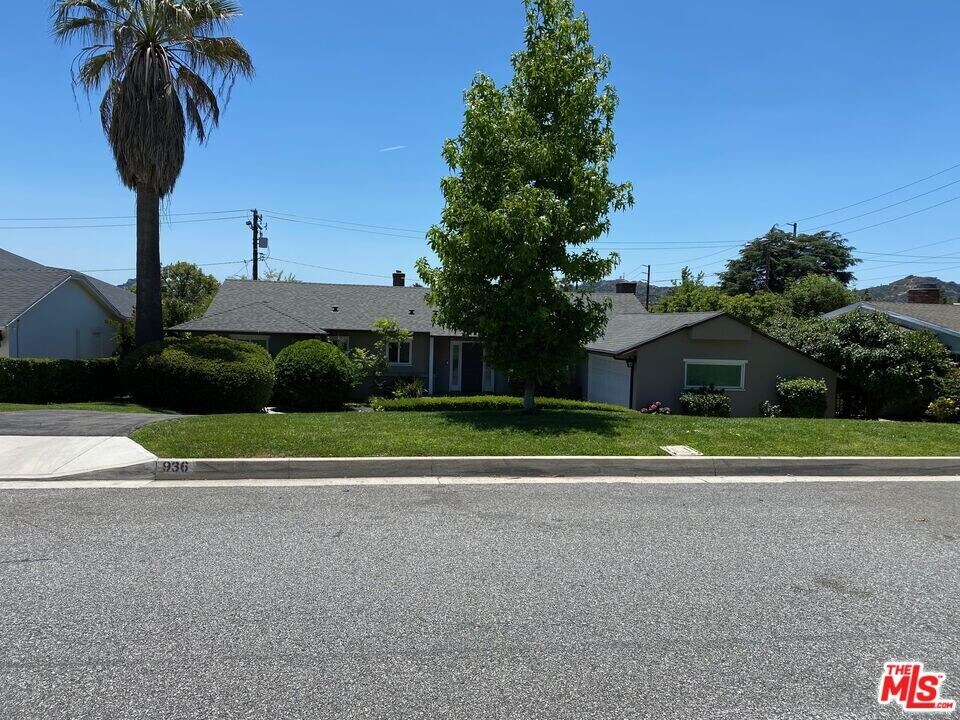 936 Chehalem Rd in La Canada Flintridge, CA - Building Photo